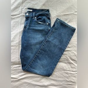 Size 28 Levi straight jean